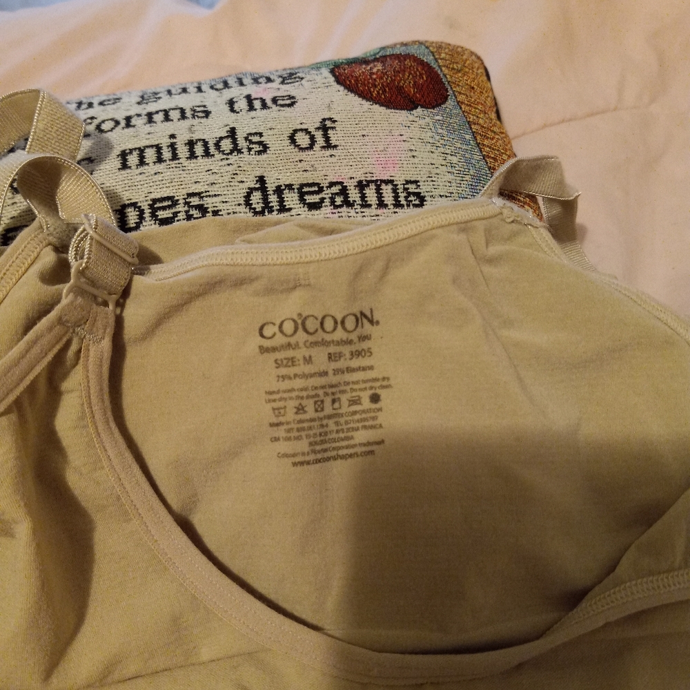 1/CaCoon body shaper size medium. 1/ black bodyshaper size med